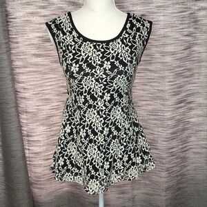 JULIE’s CLOSET SMALL BLACK AND CREAM TANK LACE BLOUSE